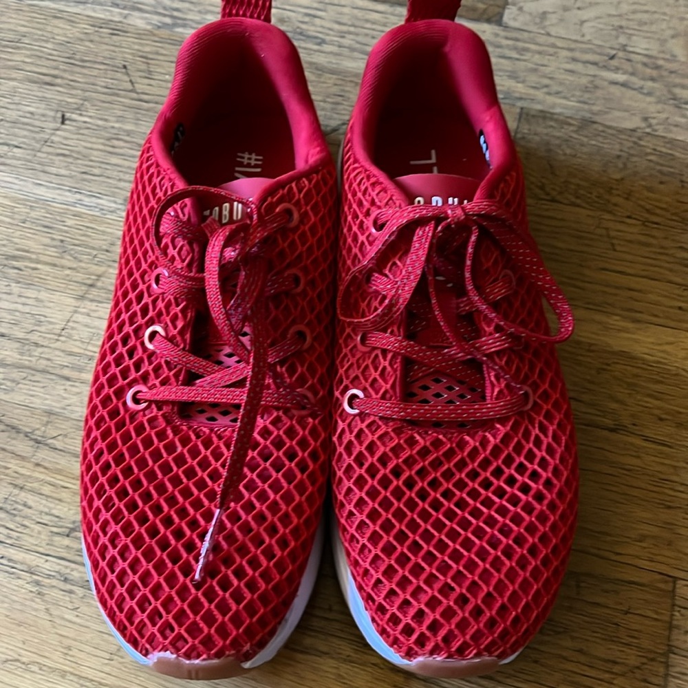 Nobull running sneakers in pristine condition. No signs of wear. So lightweight!